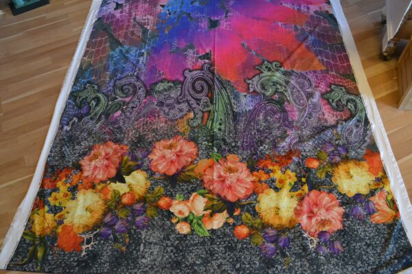 Panel i sjalsmønster og blomster